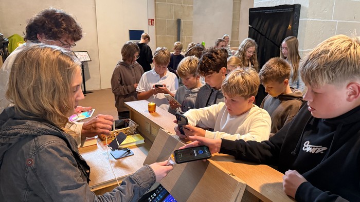 Schüler in einer Klasse verwenden Tablets und Smartphones.