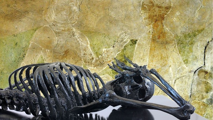 Andreas Mieth (Ausschnitt Totentanz) und Skulptur von Sven Drühl „Undead“