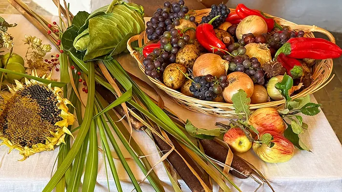 Blomster og frugter på bord ved Høstgudstjenesten