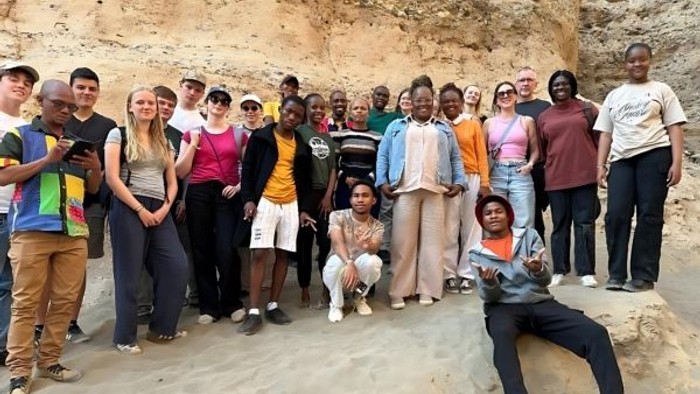 Eine Gruppe mit Jugendlichen aus Deutschland und Namibia.