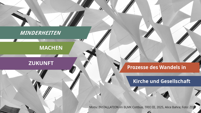 Kunstinstallation mit weißen Formen, farbige Beschriftungen: