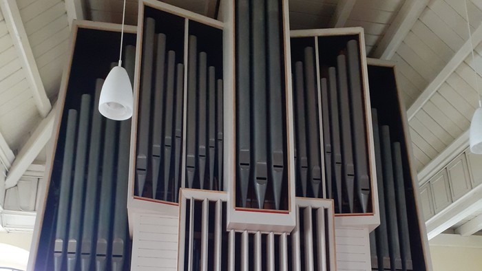 Große Kirchenorgel mit mehreren Manualen und Pedalen