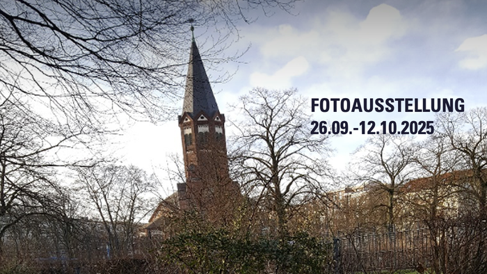 Foto der Hochmeisterkirche im Herbst mit Hinweis auf die Fotoausstellung vom 26.09. bis 12.10.2025