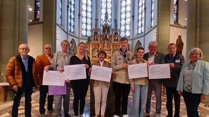 Gruppe von Menschen in Kirche mit Urkunden
