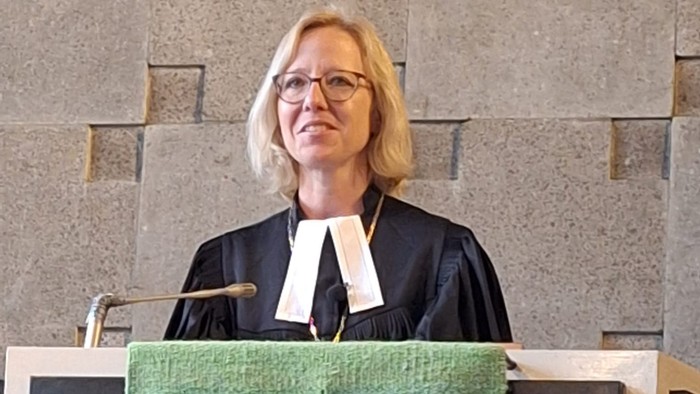 Bischöfiin Nora Steen an der PGG-Kanzel.