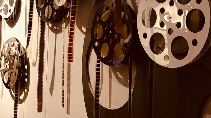 Filmrollen, die an Wand hängen