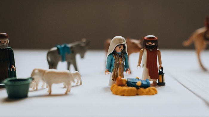 Playmobolfiguren von Maria, Josef, dem Jesuskind in der Krippe, einem Hirten und verschiedenen Tieren