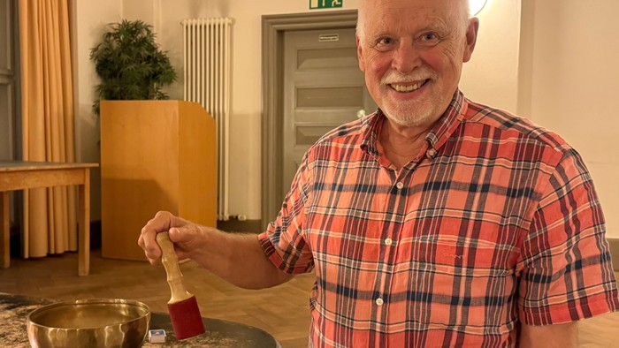 Dr. Krügerke nach der Meditation mit Klangschale und Schlegel