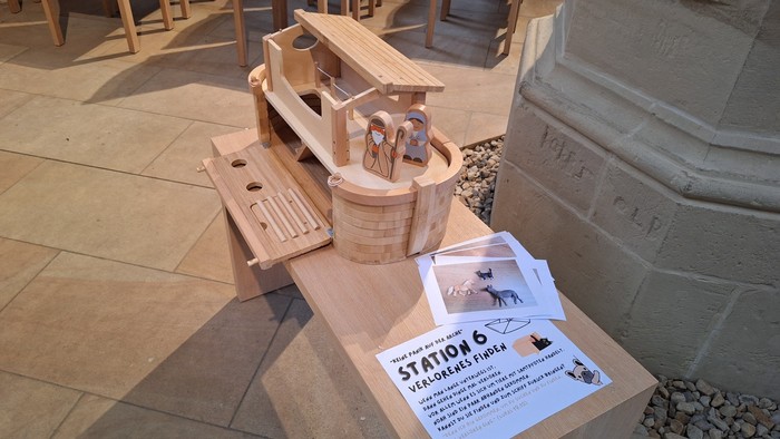 Hier sieht man eine Holz Arche die in der Kirche steht