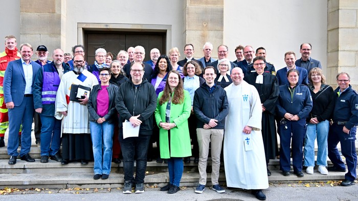 Unter großer Anteilnahme von Politik, Polizei, Feuerwehr, Rettungsdienst und Katastrophenschutz haben die Superintendent*innen der evangelischen Kirchenkreise Hagen, Hattingen-Witten und Schwelm jetzt Diakon Ernst Alexander Biedermann in sein Amt als haup