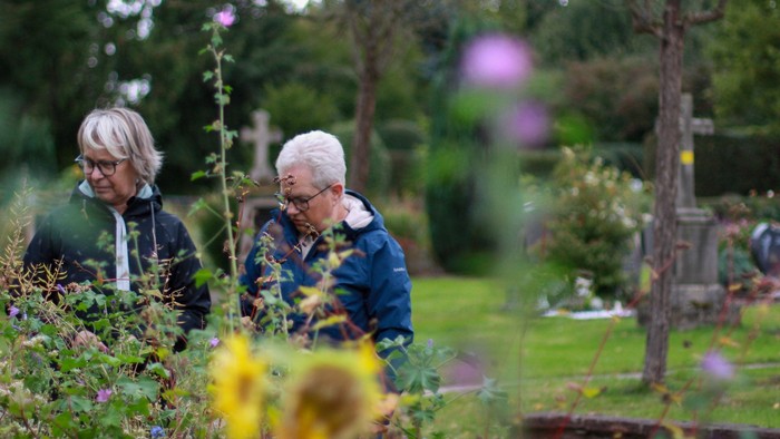 Zwei Frauen hinter einem Wildblumenbeet