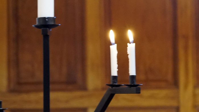 To candler, to lysende lygter på alter.