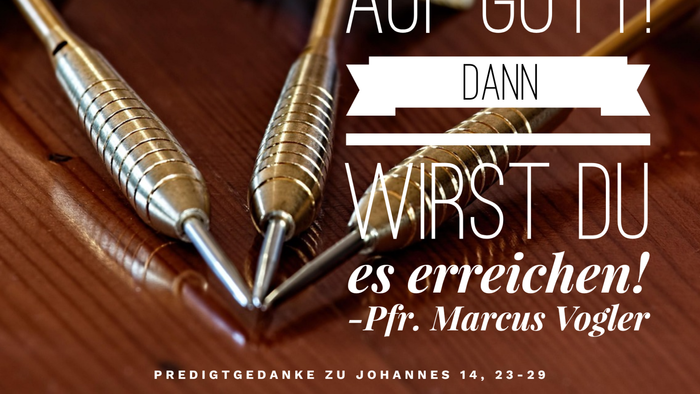 Drei Dartpfeile auf einer Holzfläche mit einem deutschen Zitat von Marcus Vogler.