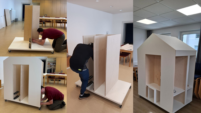 Auf drei Fotos ist ein Monteur mit dem Aufbau der kleinen Mensch-großen Kirche aus weißangestrichenem Holz zu sehen und auf dem vierten Foto sieht man die komplette Kirche als Schrank in Hausform, die verschieden große Fächer hat.