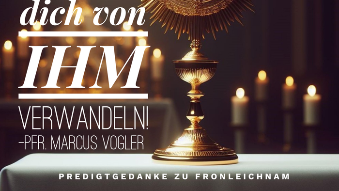 Religiöses Bild mit deutschem Text, das eine goldene Monstranz und Kerzen zeigt.