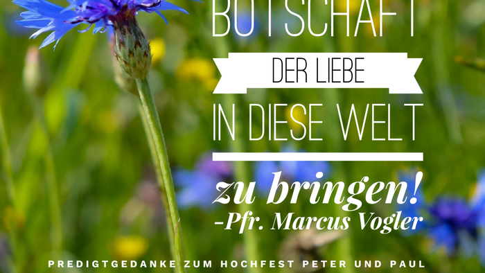 Eine blaue Blume mit einem deutschen Zitat über die Liebe.