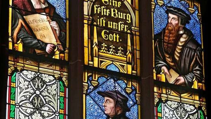 Buntes Kirchenfenster mit Heiligenbildern