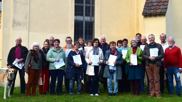 Gruppenfoto zum Abschluss des Ausbildungskurses vor der Kirche in Stülpe