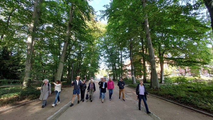 Menschen gehen durch einen Wald