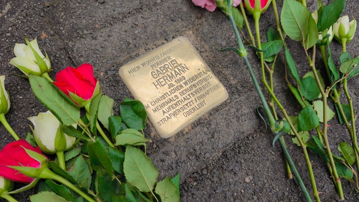 Ein Stolperstein aus Messing erinnert an Gabriel Hermann.
