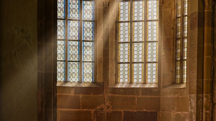 Gotisk vinduesarkitektur i en kirke.
