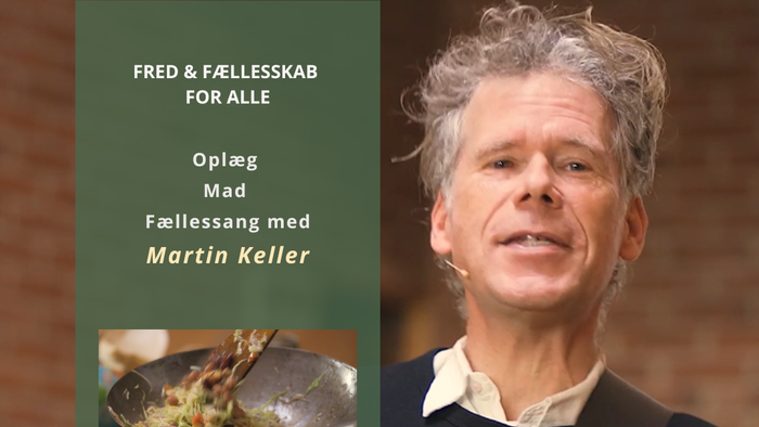 En mand spiller guitar og ser glade ud