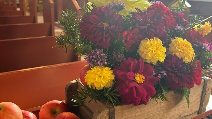 Blomsterarrangement på alter i kirke