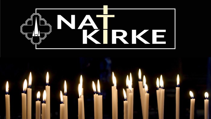 Mange lysende stearinkerler på mørkt baggrund med teksten 