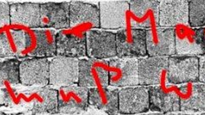 Mauersteine mit dem Schriftzug 