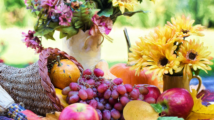 Früchte. Blumen und ein großer Korb - Die Ev. Kirche feiert das Erntedankfest.