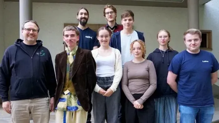 Neun Personen in einem Gruppenbild