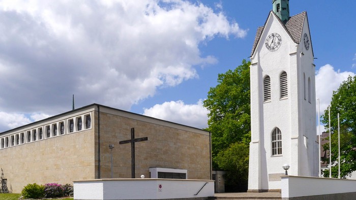 Die Matthäuskirche in Mahnen links im Bild mit dem separat stehenden alten Glockenturm rechts