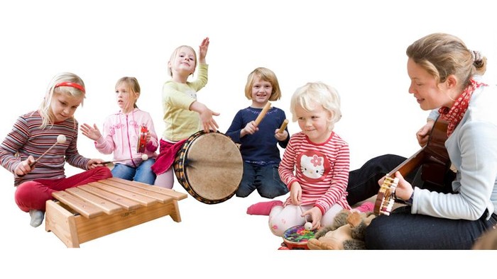 Børn spiller musik med læreren