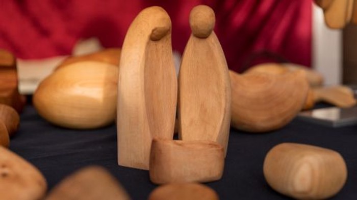 Holzfiguren stellen Maria, Joseph und die Krippe dar.