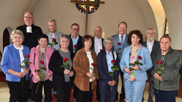 Das Foto zeigt die Jubilar mit Pfarrer Jörg Zweihoff in der Lukaskirche.