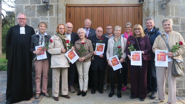 Das Foto zeigt die Jubilare mit Pfarrer Jörg Zweihoff vor der Johanneskirche.