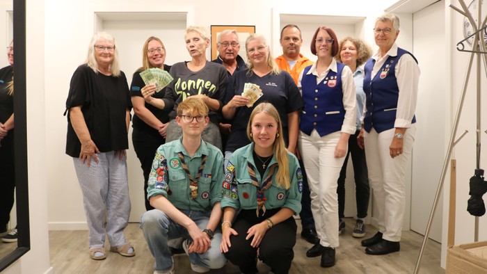 Das Bild zeigt Menschen, die Spenden der Heiligenhafener Kirchengemeinde erhalten.