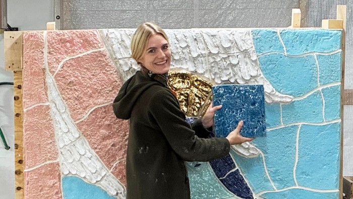 Kunstner arbejder på et stort maleri i atelier