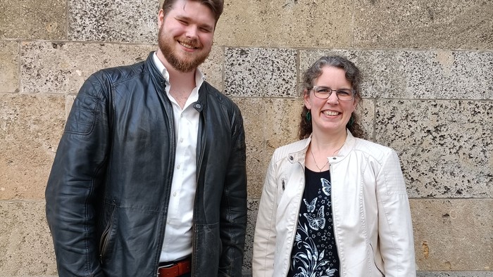 Kolja Damm und Melanie Erben vor einer Steinwand