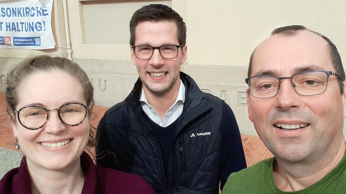 Selfie: Sophie Bentzien, EKBO-Friedensbeauftragter Dr. Jan KIngreen und Pfr. Friedemann Düring an der Potsdamer Garnisonskirche.
