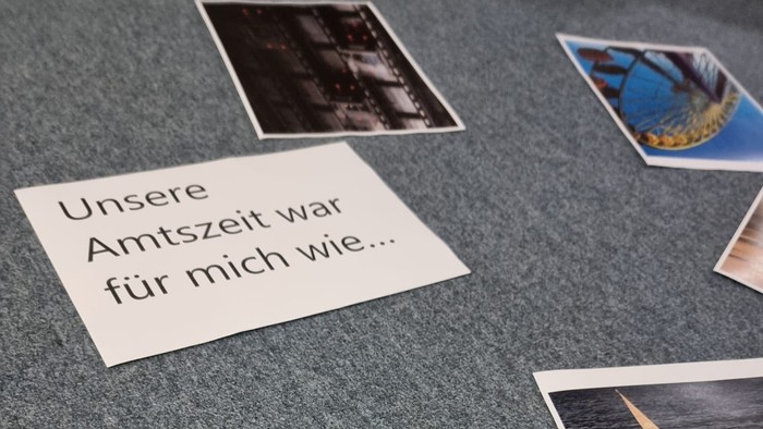 Unserer Amtszeit war für mich wie... mehrere Fotos, die eine Stimmung ausdrücken liegen auf dem Boden