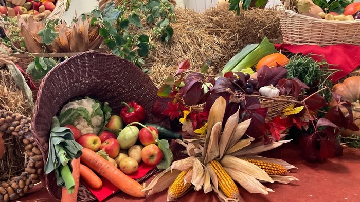 Bunter Herbstdekoration mit Gemüse, Obst und Getreide in Körben