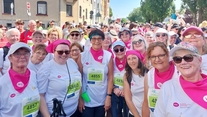 Im Vordergrund mehrere kfd-Frauen im weißen T-Shirt und kfd-Tüchern vor einer Menschenmenge.