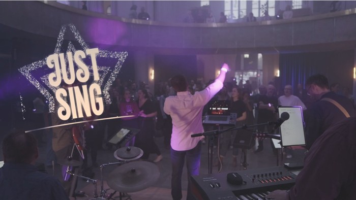 Tanzende Menschen mit Lichtshow in der Genezarethkirche Neukölln 