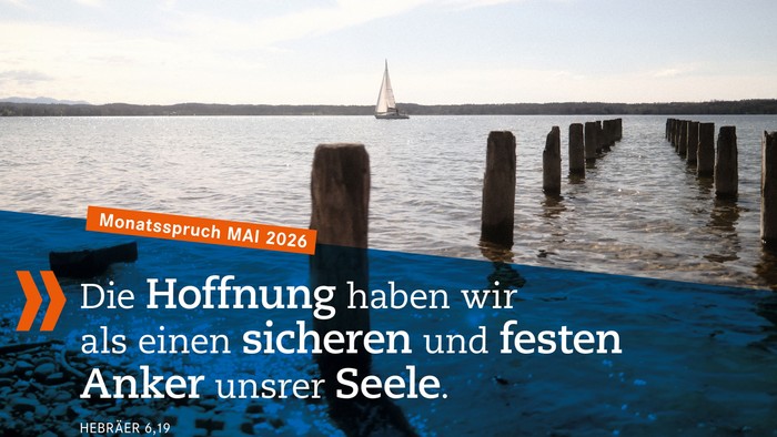 Ruhige Meereslandschaft mit hölzernem Steg und Segelboot, versehen mit einem motivierenden deutschen Zitat über Hoffnung als Anker.