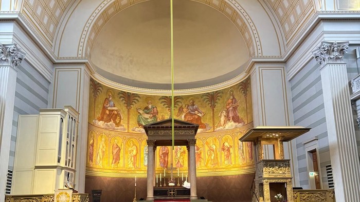 Großzügige Kircheninneraum mit hohen Decken und kunstvollen Verzierungen