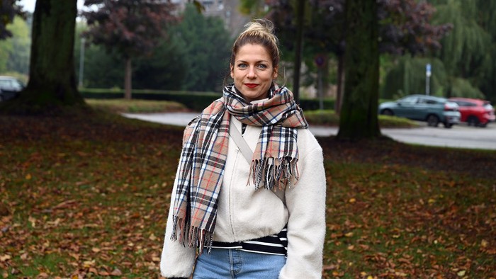 Junges Mädchen mit kariertem Schal im Park