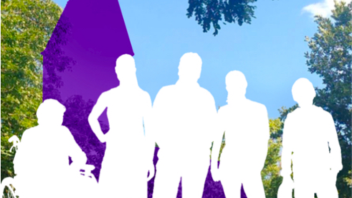 Eine Gruppe von Menschen hält ein großes lila Banner hoch