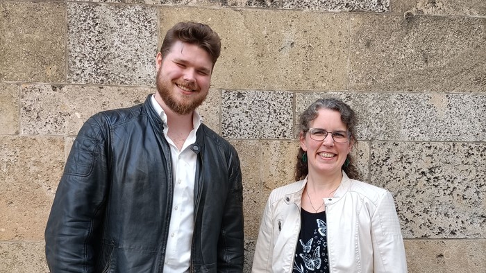 Kolja Damm und Melanie Erben vor einer Mauer