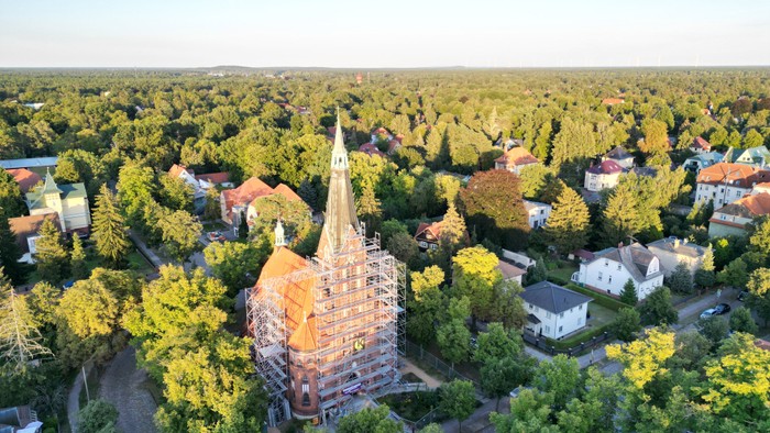 Unsere eingerüstete Kirche aus der Luft fotographiert